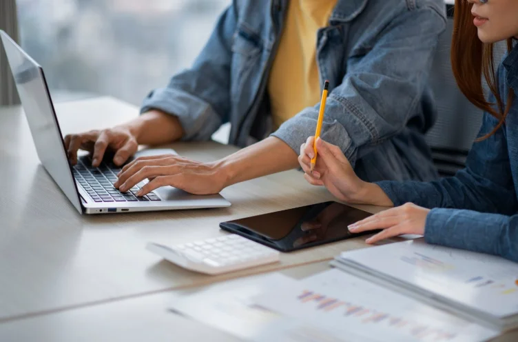 Diferencias entre contratar un freelancer o una agencia de performance