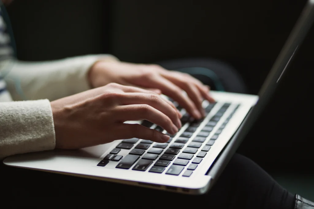Persona escribiendo anuncios de Google Ads en su notebook