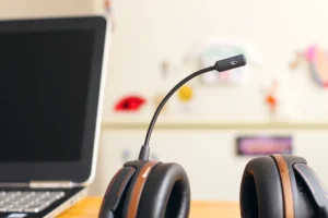 Auriculares y notebook para la atención al cliente de una tienda online
