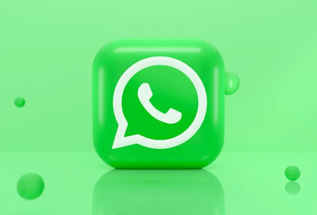 Persona respondiendo consultas de clientes por WhatsApp