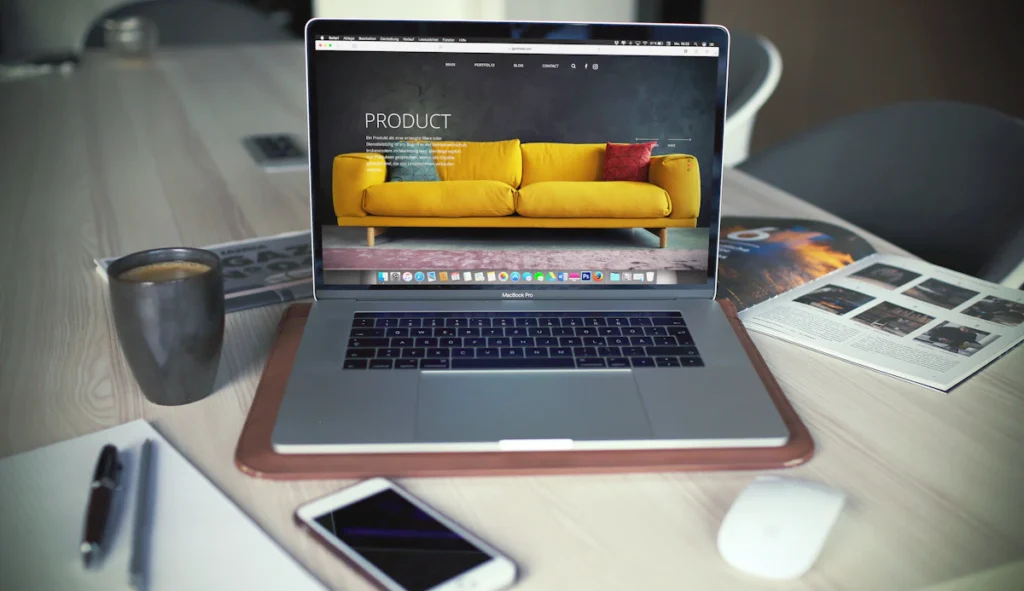 Escritorio con computadora para gestionar audiencias de remarketing