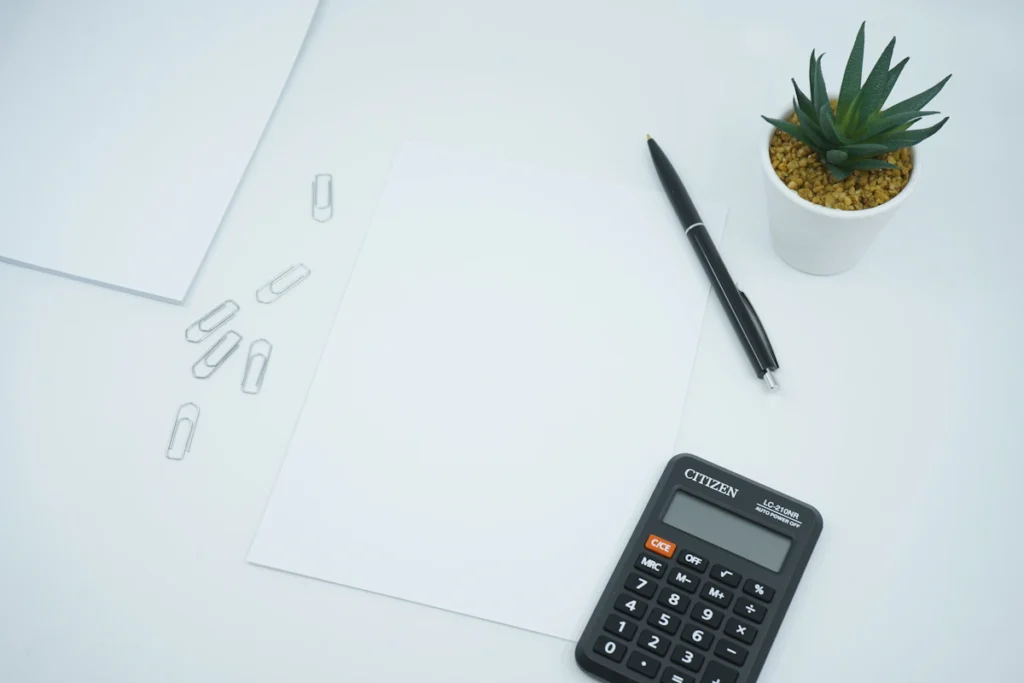 Escritorio con calculadora para planificar la inversión en marketing