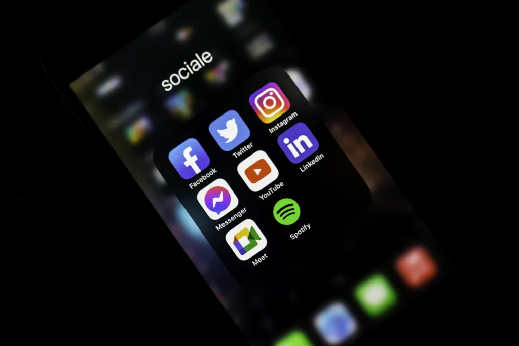 Pantalla de celular con Facebook e Instagram para anuncios de ecommerce