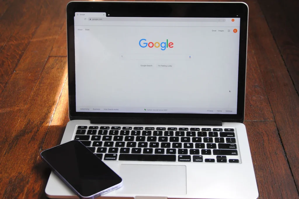 Notebook y celular para gestionar campañas de Google Ads