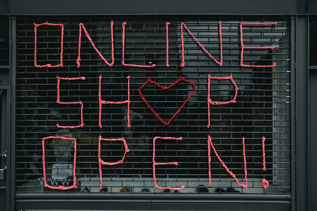 Ilustración de compras online en distintos canales