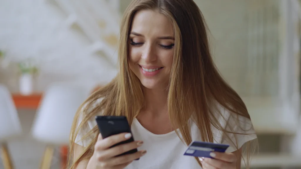 Clienta comprando en una tienda online desde el celular