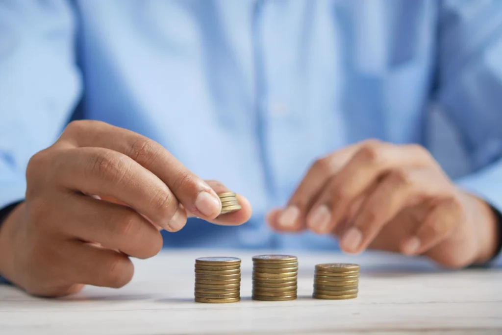 Monedas apiladas que representan el presupuesto de publicidad