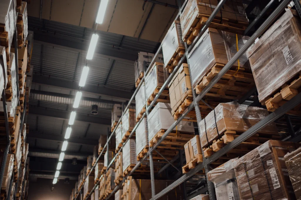 Cajas de devoluciones ordenadas en estanterías