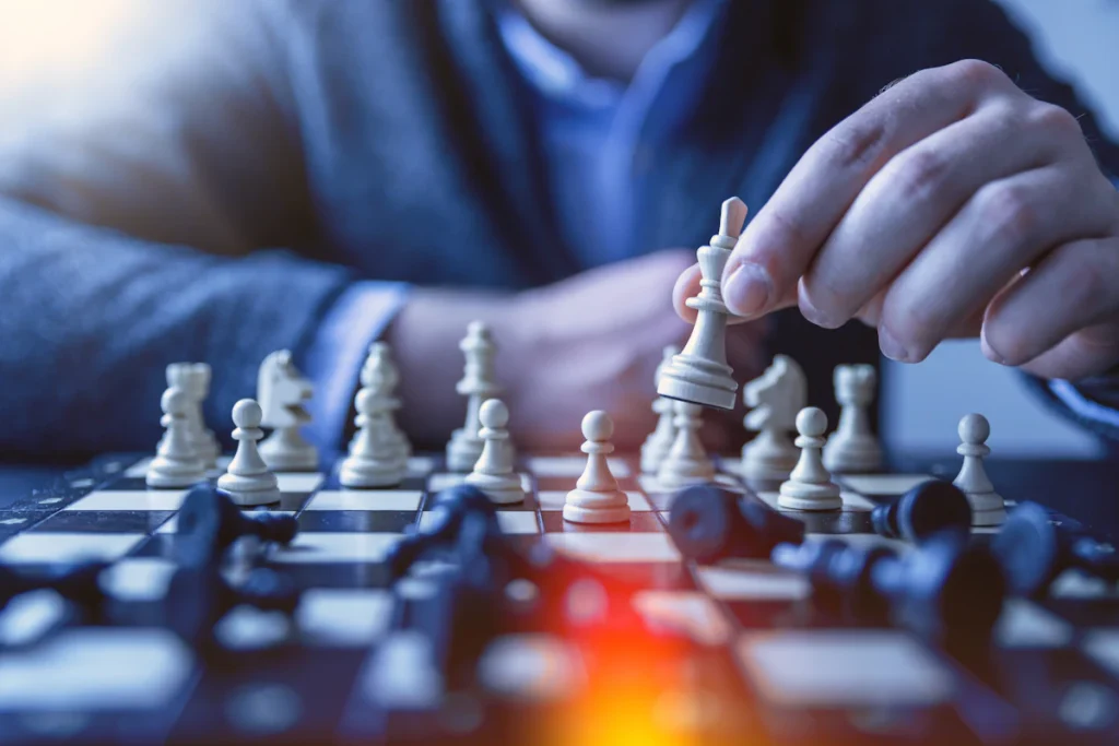 Persona planificando una estrategia competitiva