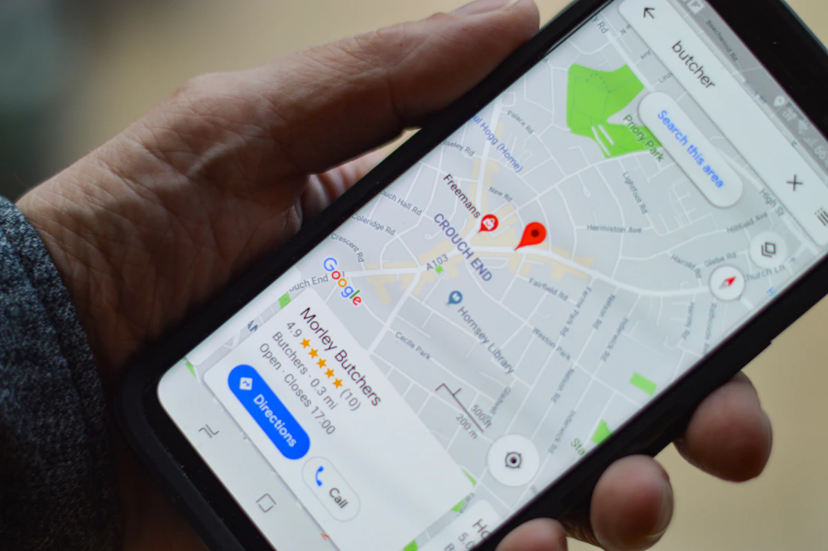 Celular con Google Maps mostrando negocios locales