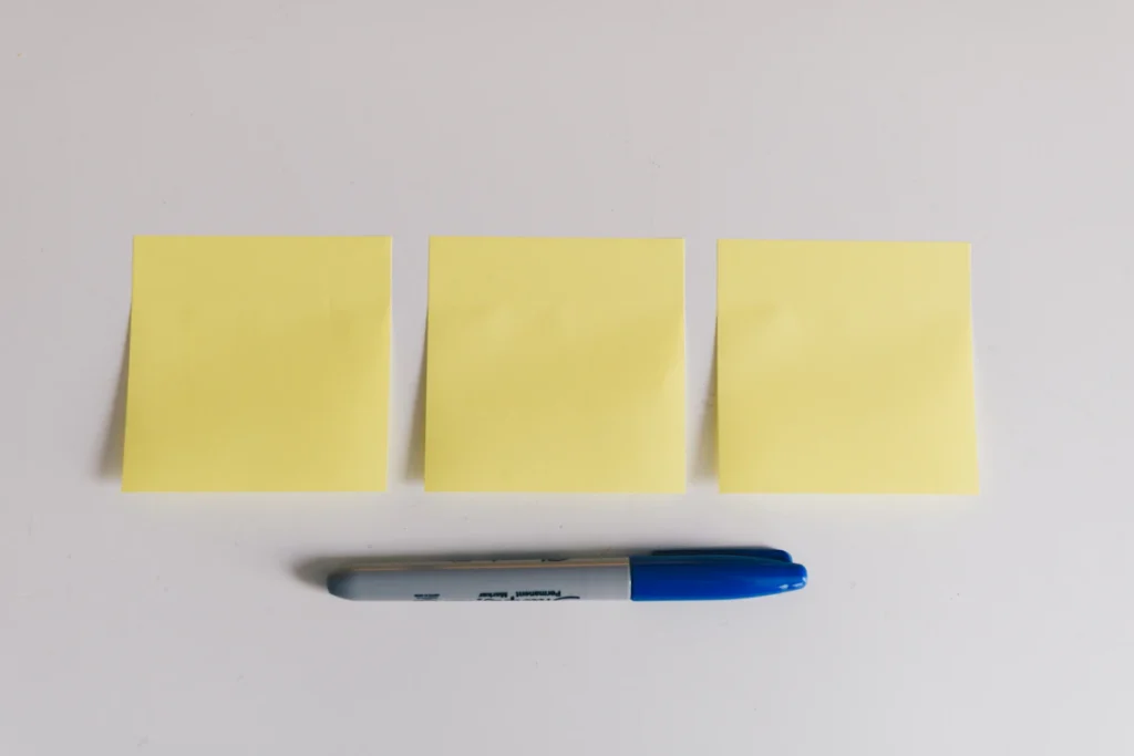 Notas adhesivas y marcador para anotar ideas de nombre de marca