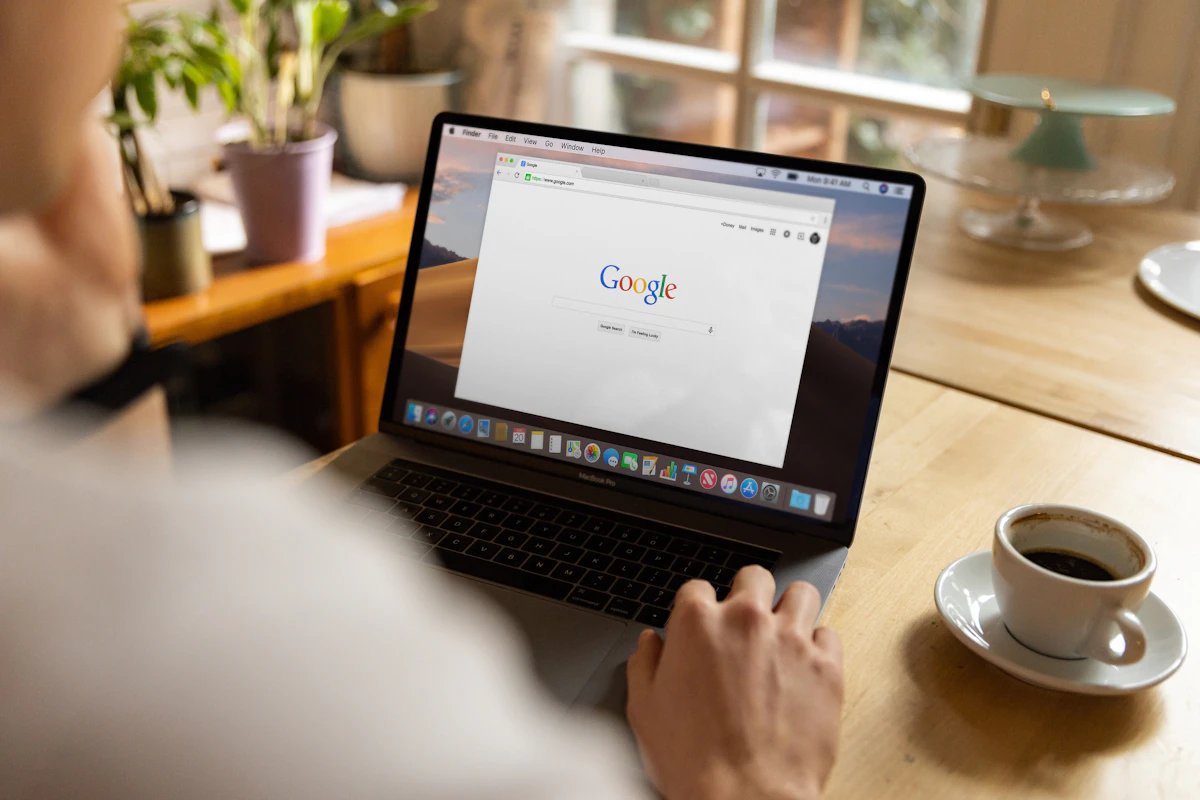 Persona trabajando en una landing page desde su notebook