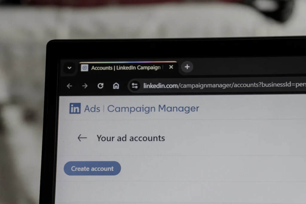 Administrador de campañas de LinkedIn Ads en una notebook