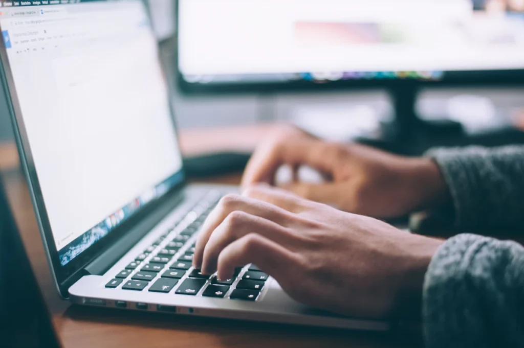 Persona escribiendo contenido para un blog