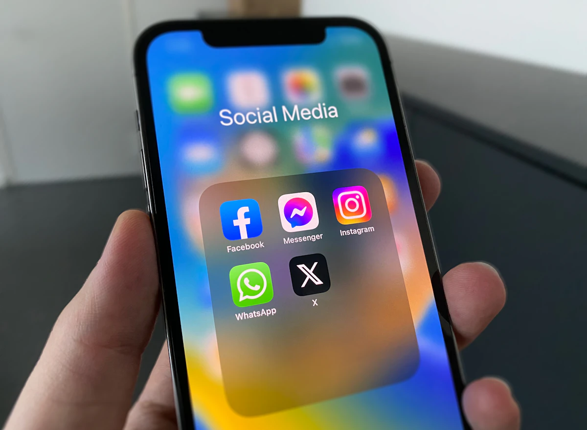 Celular con apps de Facebook e Instagram para campañas de Meta Ads