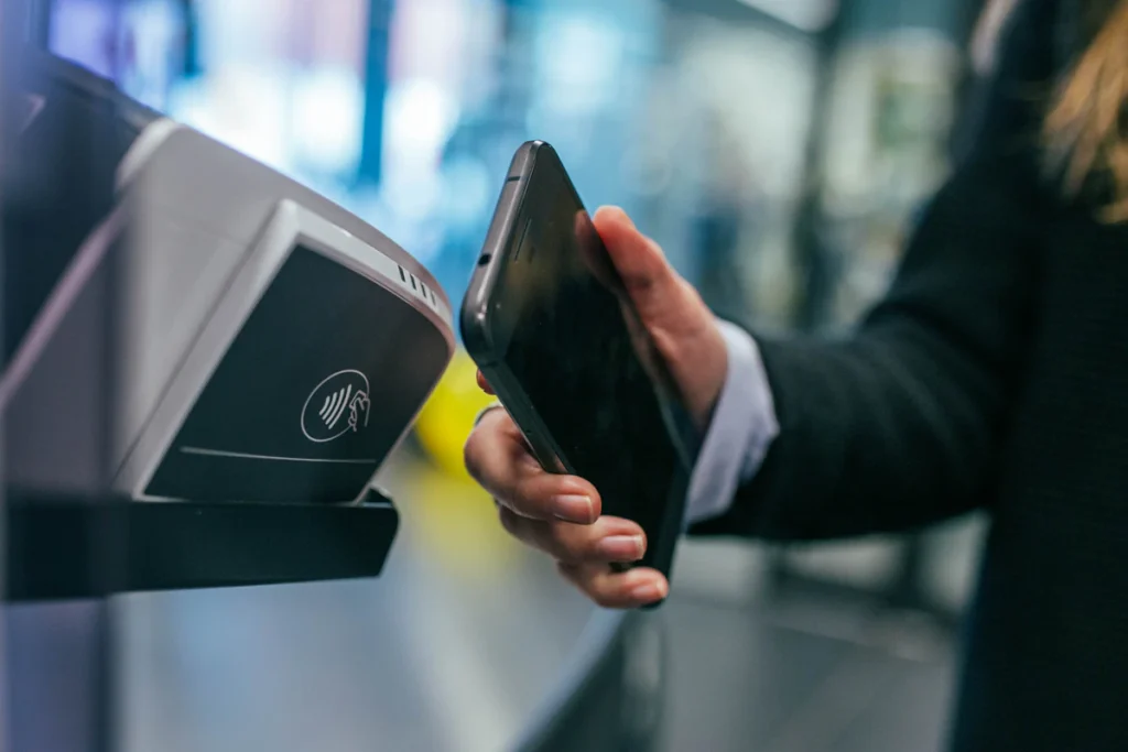 Pago móvil con el celular en una terminal