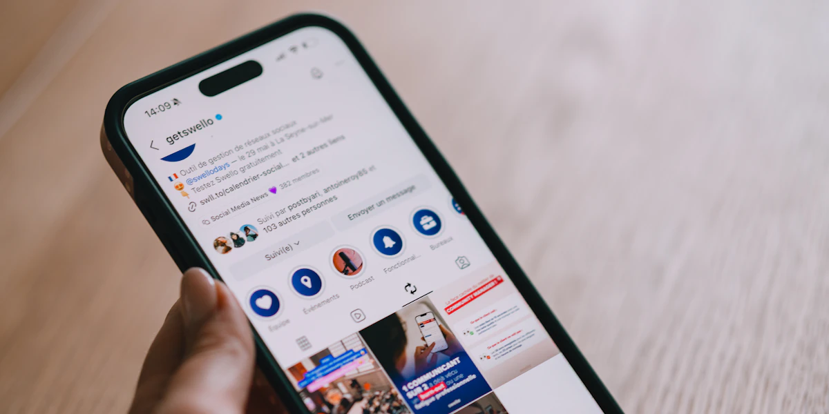 Celular con anuncios en redes y canales digitales automatizados