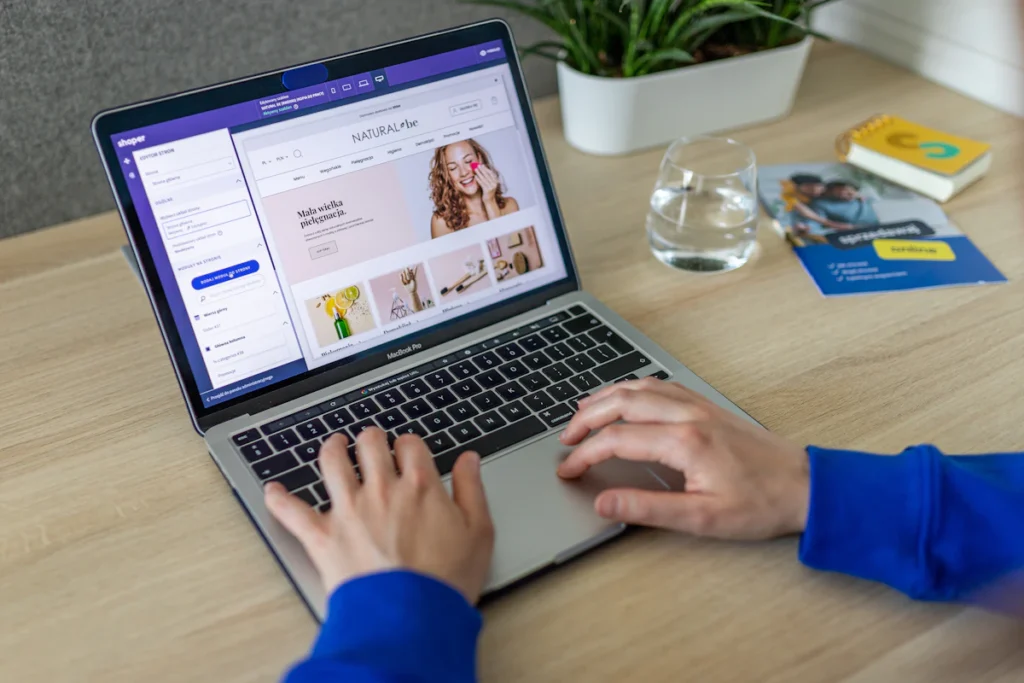 Persona editando el diseño de una tienda online