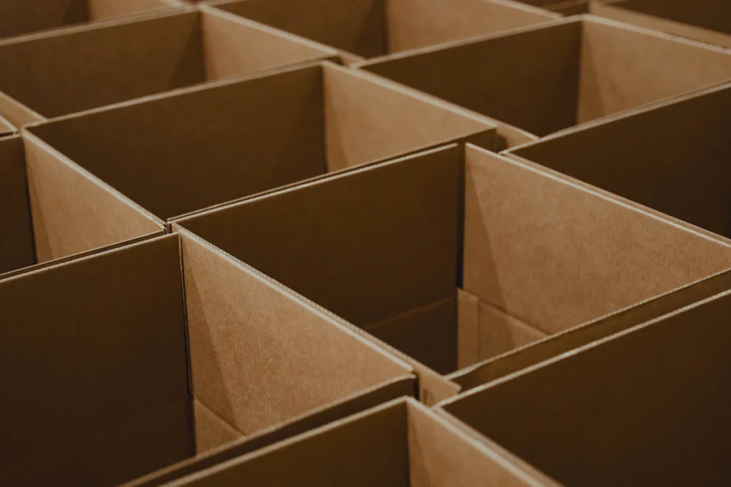 Cajas con productos de una tienda online listos para enviar