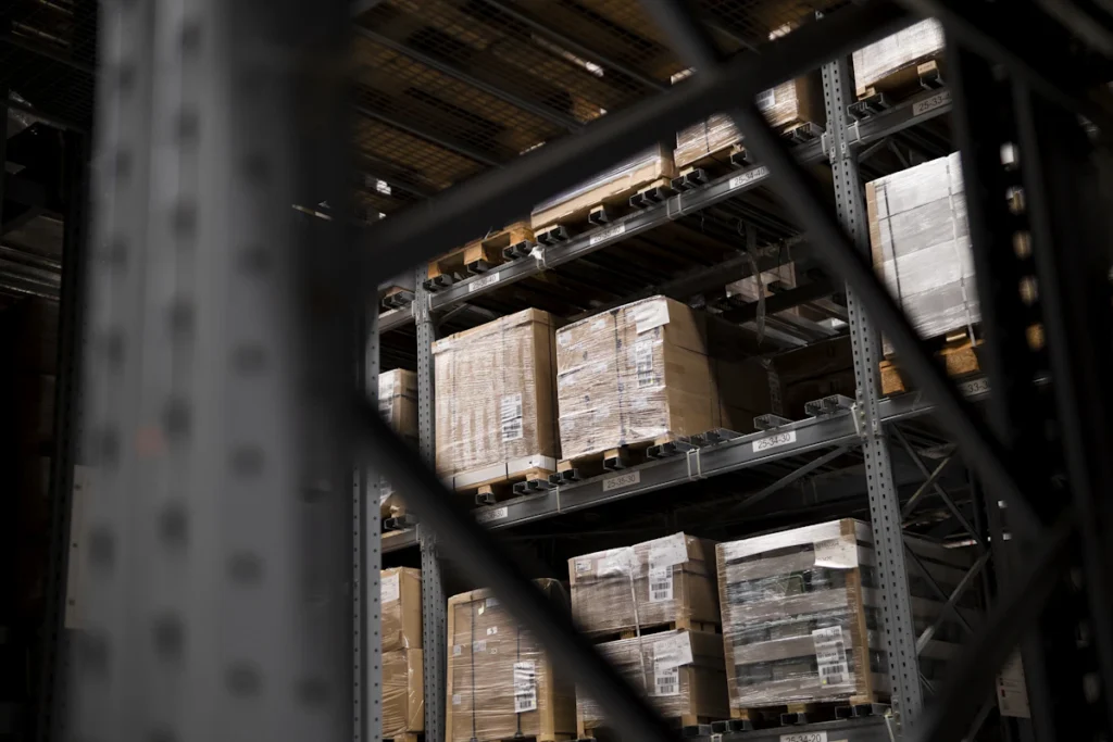 Depósito con pallets listos para despachar pedidos