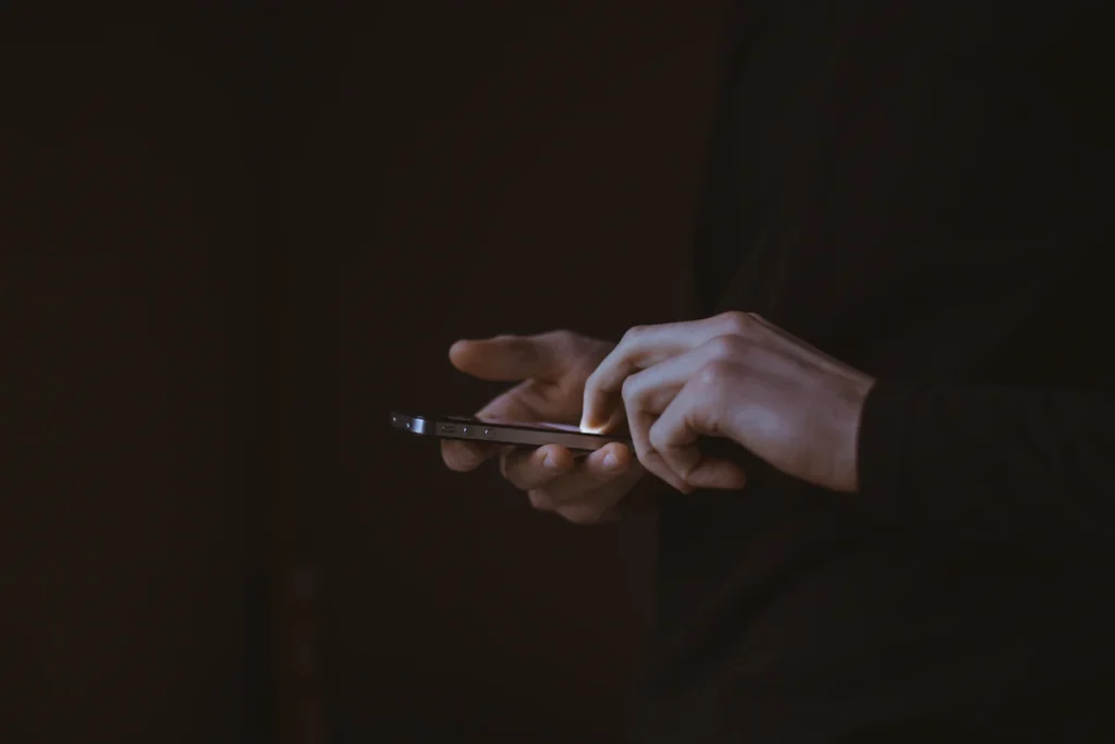 Persona usando el celular, donde se generan los clics y el CTR