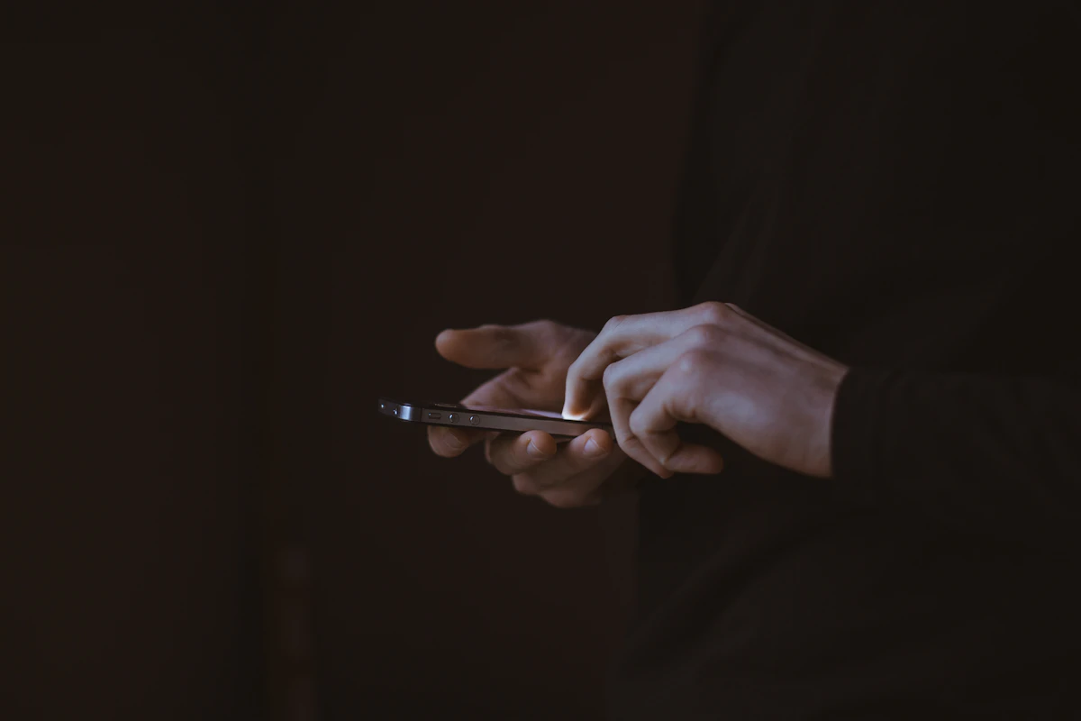 Persona usando el celular, donde se generan los clics y el CTR