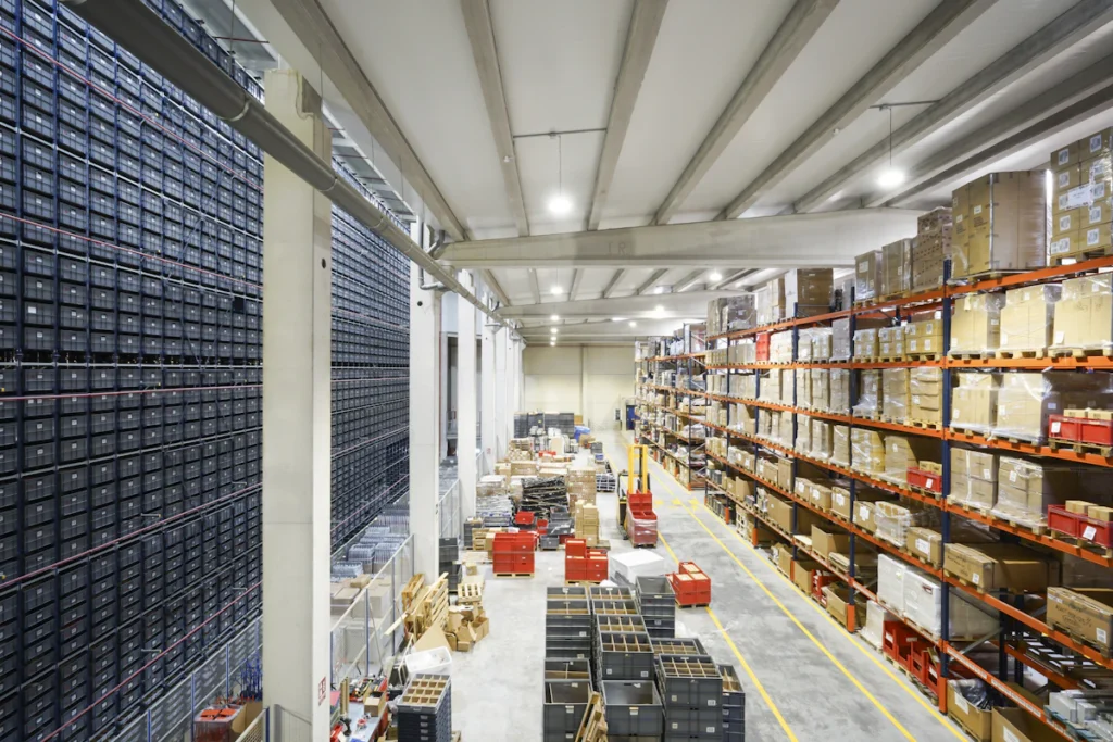 Depósito de un proveedor con cajas de productos
