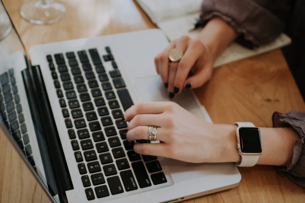 Escritorio de trabajo para redactar anuncios