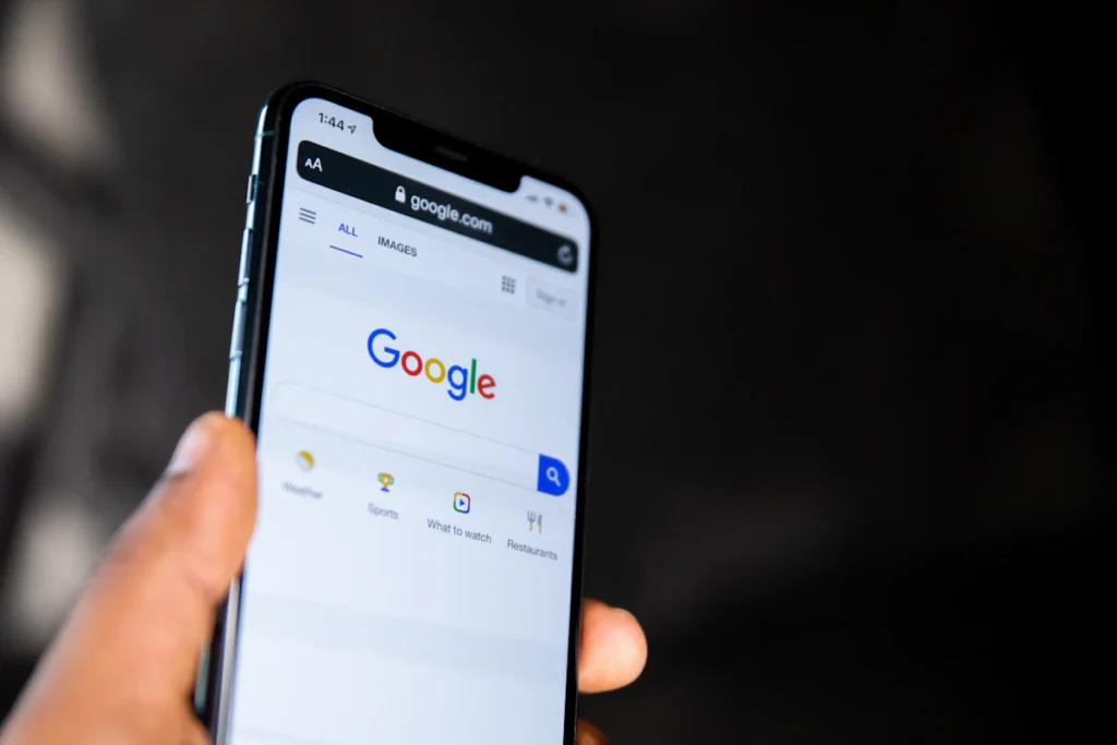 Buscador de Google en un celular, punto de partida del SEO para pymes