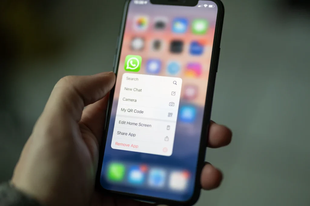 Celular con WhatsApp para atender consultas de clientes